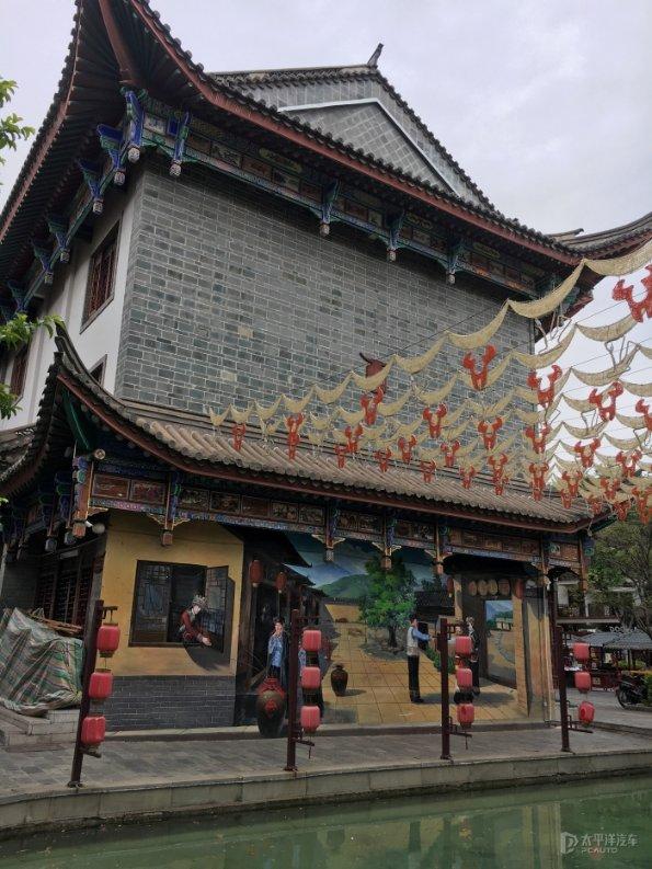 参加伊金霍洛旗第十八届人民代表大会第三次会议的代表向大会报到
